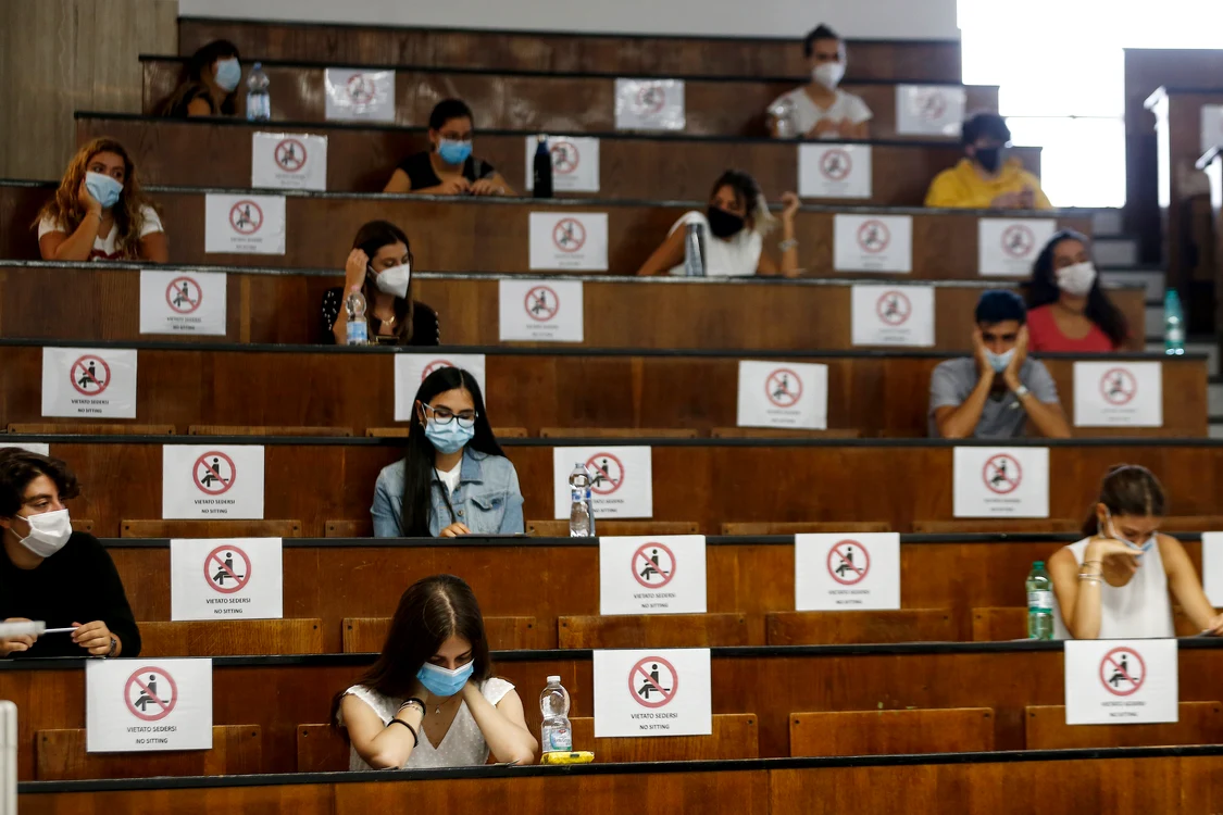 
    Și în universități sunt reguli stricte de igienă și de distanțareFoto: Mediafax  