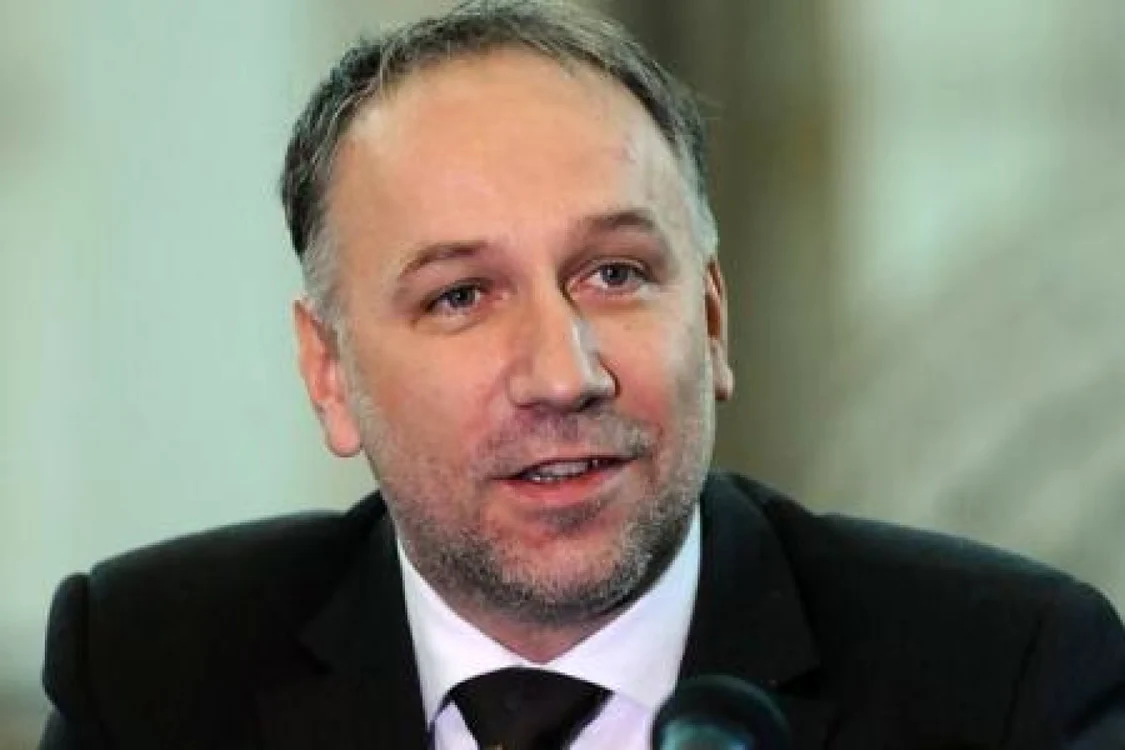 Legislaţia actuală nu-i permite procurorului general Bogdan Licu să renunţe la titlul de doctor