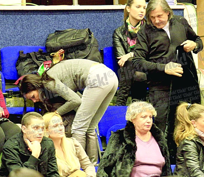 
    Ilie se felicită în gând pentru alegerea  făcută pe plan amoros  
