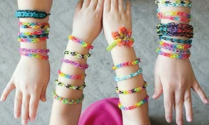 Mâinile copiilor sunt pline  cu astfel de brăţări jpeg