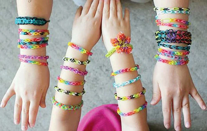 Mâinile copiilor sunt pline cu astfel de brăţări