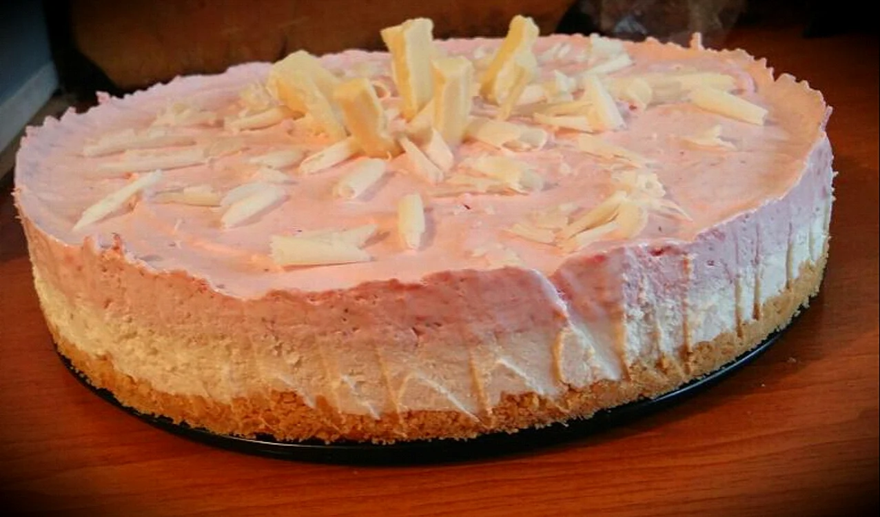 
    Tort cu mousse de căpşuni şi ciocolată albă, fără coacere  
