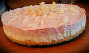 tort cu mousse de capsiuni si ciocolata alba fara coacere jpeg