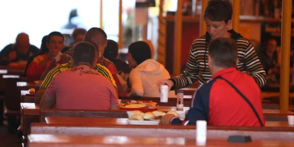 Turiştii trebuie să analizeze lista de meniu şi respectarea preţurilor. 