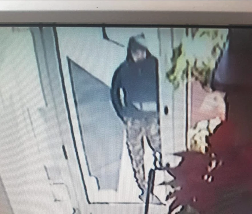 Suspectul este un bărbat de aproximativ 30 de ani. Ca semn particular, poartă barbă