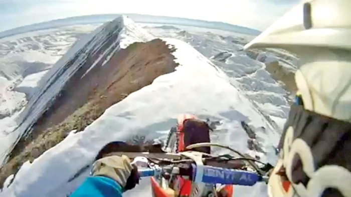 S-a filmat când  mergea cu motorul  chiar pe creastă