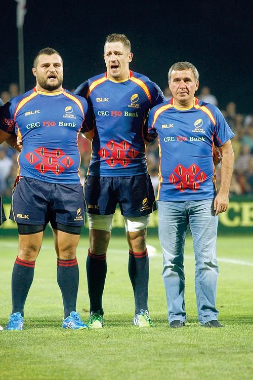 
    Hagi, alături de  căpitanul  naţionalei, Macovei FOTO: David Muntean  