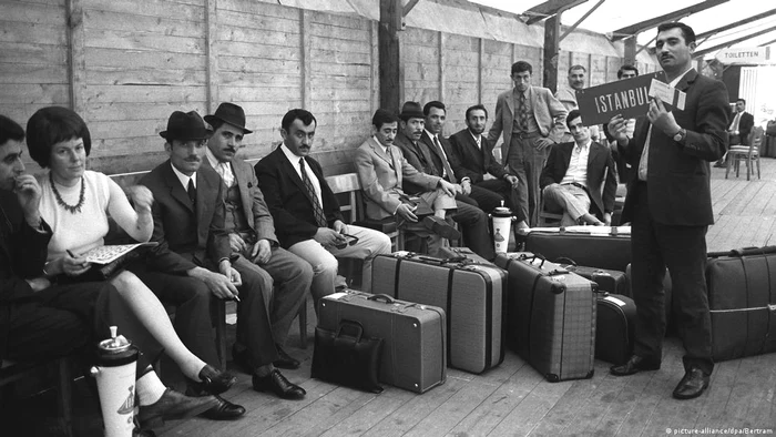 Migranți turci în 1970 pe aeroportul din Düsseldorf