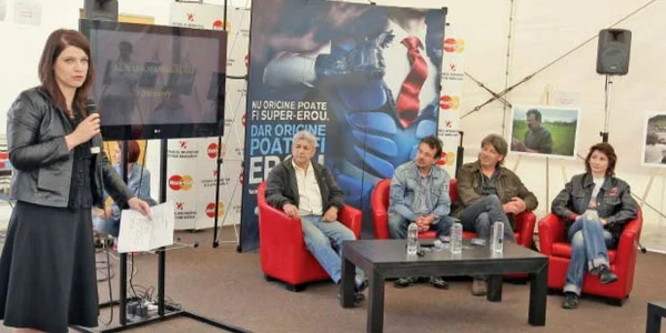 Ada Roseti de la Discovery Channel Europa (stânga), alături de câţiva dintre eroii români   