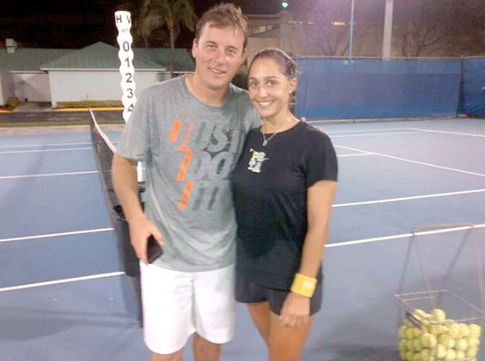 
    Click! i-a surprins pe Simona Halep şi pe iubitul ei hârjonindu-se în maşina sportiveiFoto: Click!  