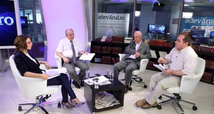De la stânga la dreapta: Oana Crăciun (Editor Educaţie „Adevărul”), Adrian Troie (directorul-adjunct al Colegiului Naţional „Sf. Sava” din Bucureşti), Ştefan Vlaston (profesor de matematică) şi Adrian Enache (profesor de matematică) FOTO Sever Gheorghe