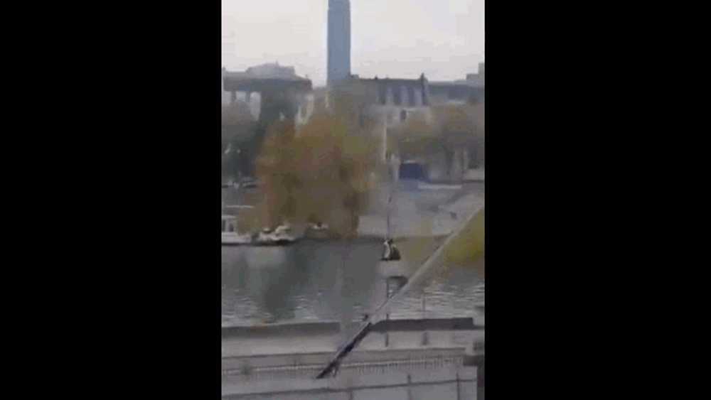 Jaful de la Luvru. Noi imagini arată cum hoții au coborât liniștiți cu o platformă-elevator, fără urmă de poliție