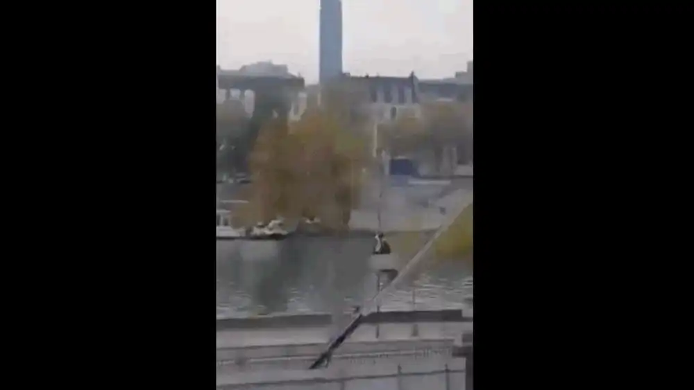 Jaful de la Luvru. Noi imagini arată cum hoții au coborât liniștiți cu o platformă-elevator, fără urmă de poliție