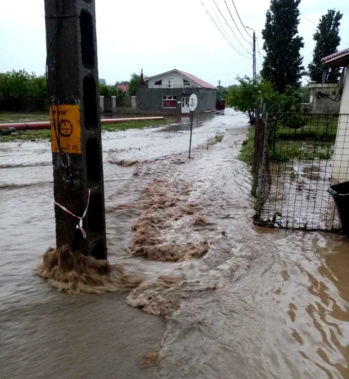 
    13 gospodării au fost inundate în Tuzlafoto: news.ro  