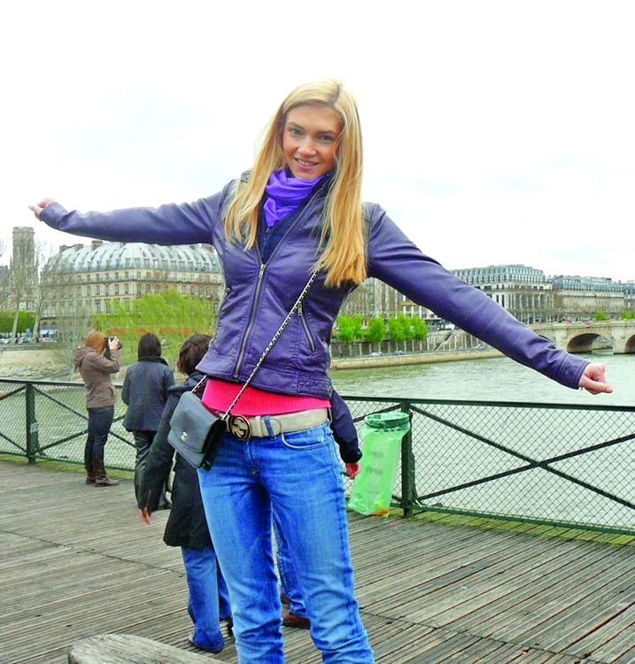 Noua vedetă de la ACASĂ  tocmai s-a întors dintr-o   scurtă vacanţă petrecută  la Paris, cu nişte prieteni
