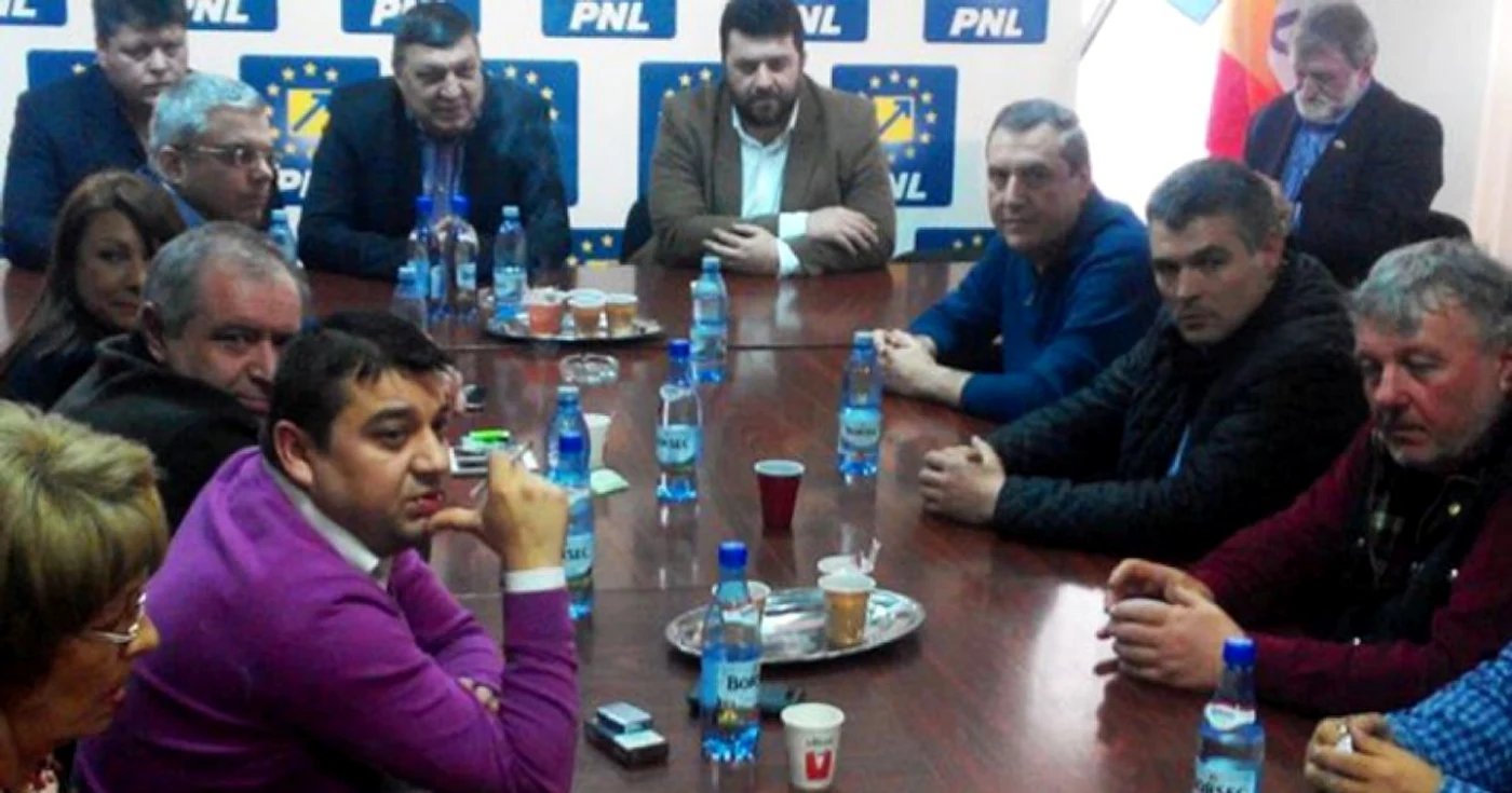 Dorin Bădulescu, în stânga lui Atanasiu, atunci când erau colegi în PNL