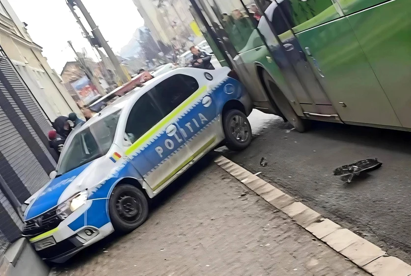 Mașina de poliție s-a izbit de zid FOTO: Facebook/Informația ta
