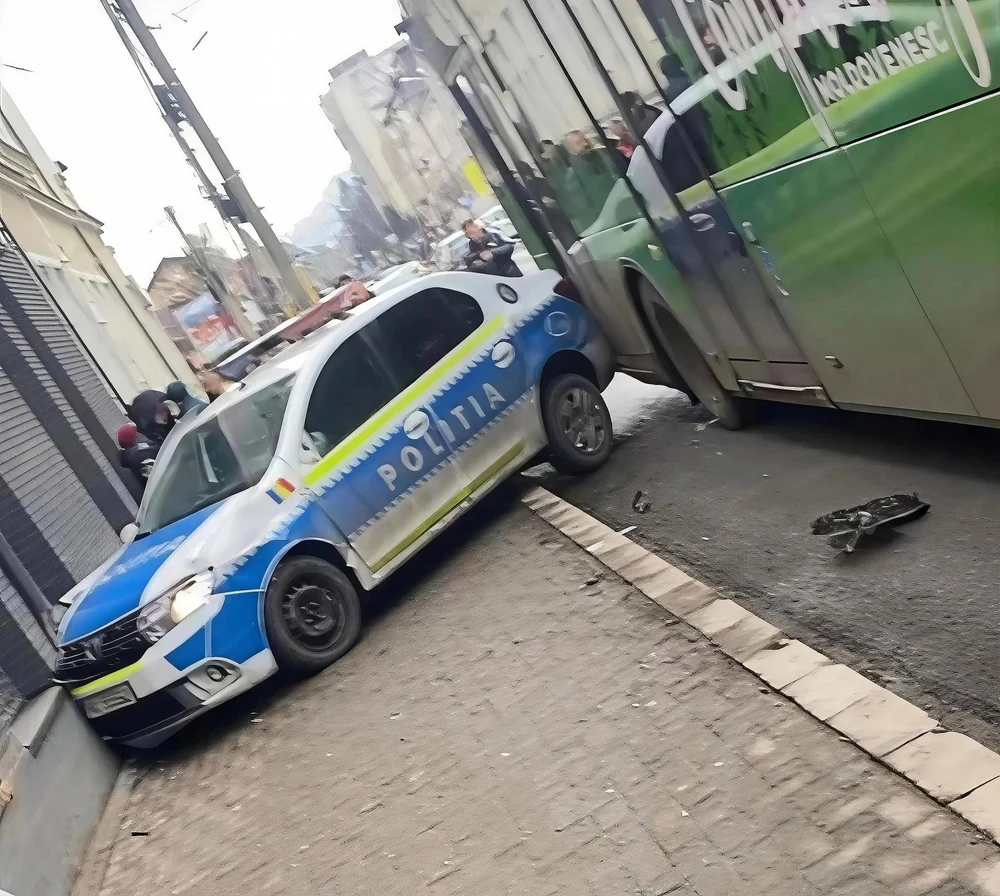 O polițistă a ajuns cu mașina în zid după o urmărire ca în filme. Șoferul fugar furase un autoturism