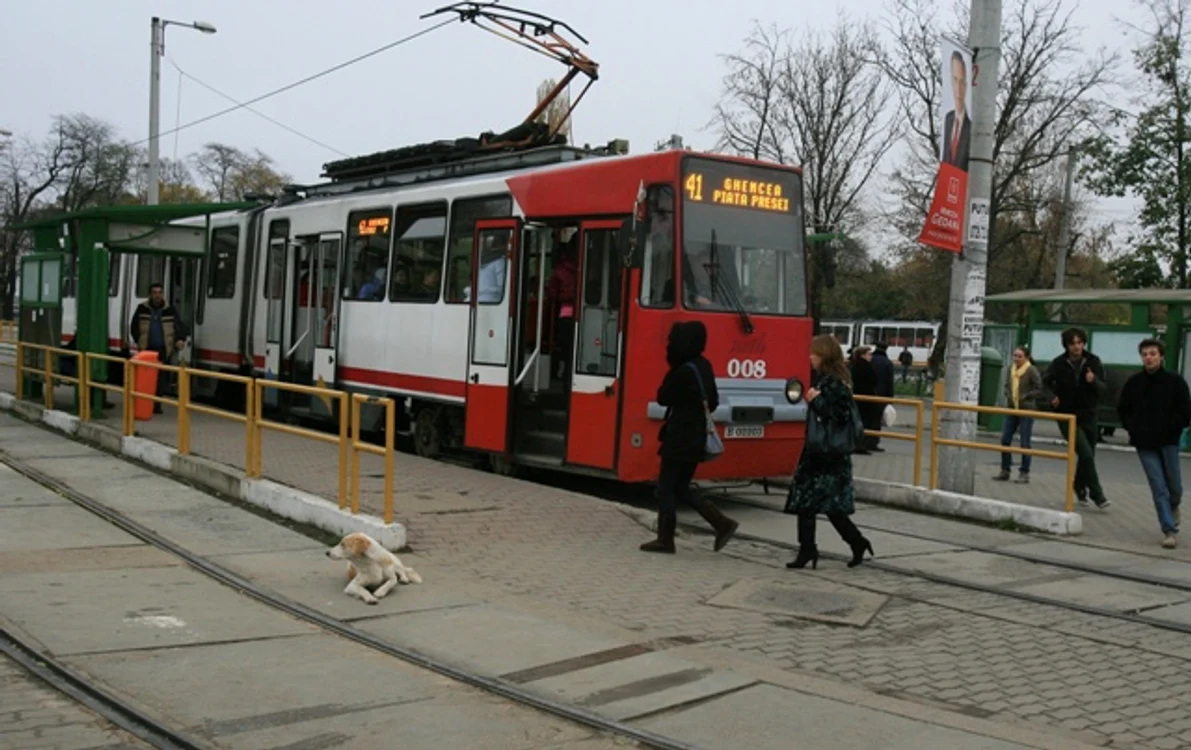 
    Zeci de tramvaie au fost blocate pe linie din cauza lipsei de reacţie a angajaţilor RATB  
