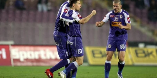 Bucur este felicitat de coechipieri după golul din prima repriză