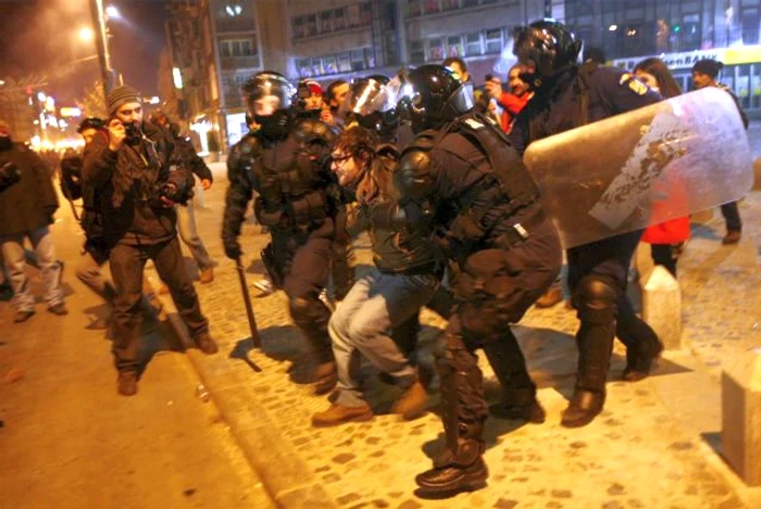 Sute de protestatari s-au bătut cu jandarmii