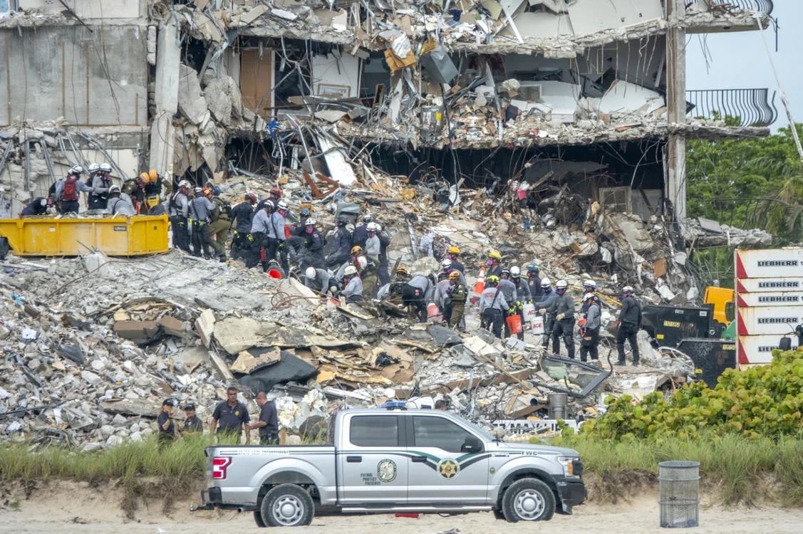 Eforturile de recuperare a celor 147 de persoane aflate încă sub dărâmături continuă la Surfside în Florida FOTO EPA-EFE