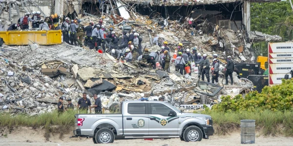 Eforturile de recuperare a celor 147 de persoane aflate încă sub dărâmături continuă la Surfside în Florida FOTO EPA-EFE