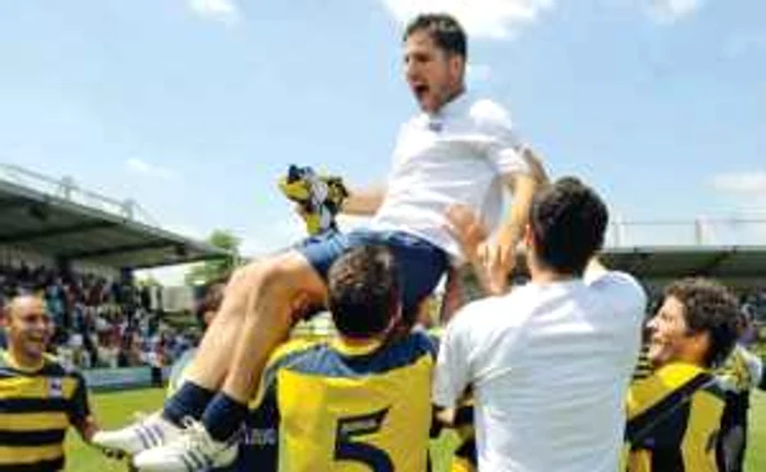 Antrenorul Laurenţiu Diniţă, purtat pe braţe de jucători
