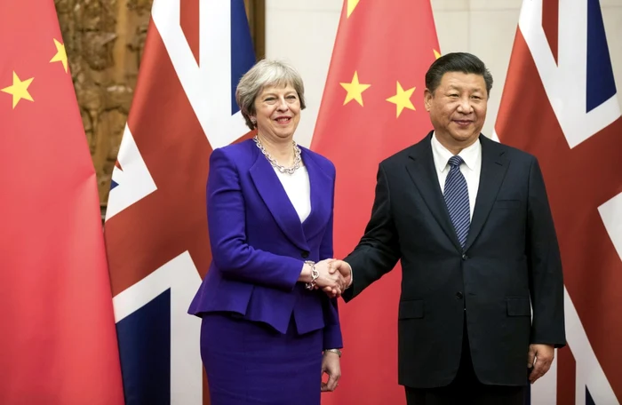 Theresa May, primită la Beijing de către Xi Jinping FOTO EPA-EFE