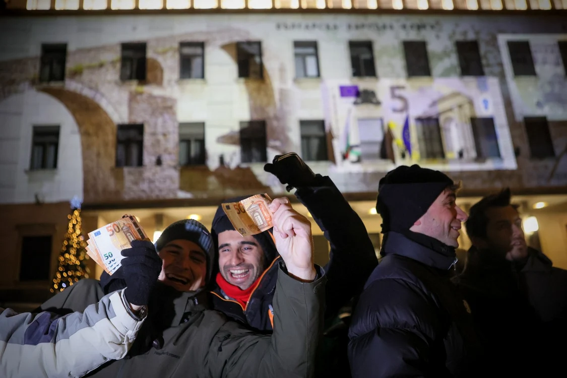 Bulgari pozează ținând bancnote euro, în timp ce sărbătoresc Anul Nou FOTO Profimedia