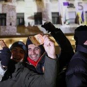 Bulgari pozează ținând bancnote euro, în timp ce sărbătoresc Anul Nou FOTO Profimedia