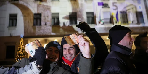 Bulgari pozează ținând bancnote euro, în timp ce sărbătoresc Anul Nou FOTO Profimedia