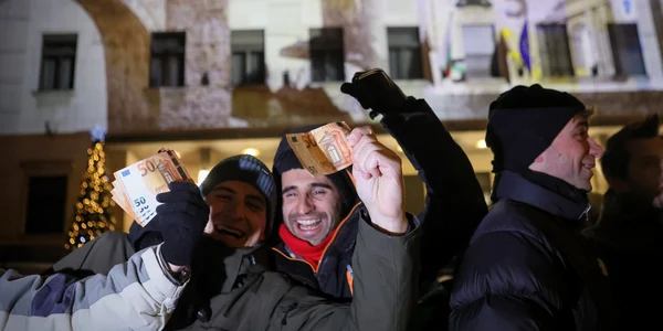 Bulgari pozează ținând bancnote euro, în timp ce sărbătoresc Anul Nou FOTO Profimedia