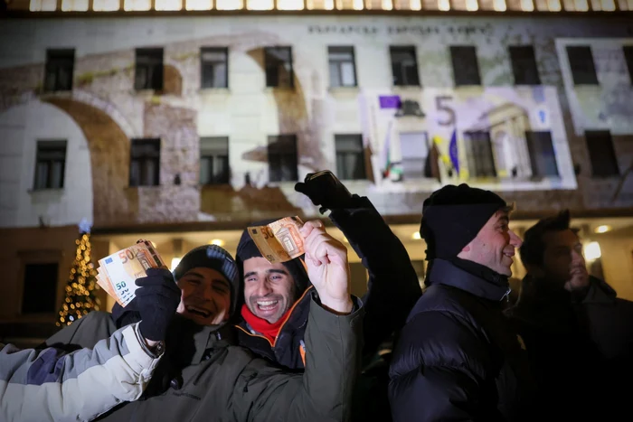 Bulgari pozează ținând bancnote euro, în timp ce sărbătoresc Anul Nou FOTO Profimedia