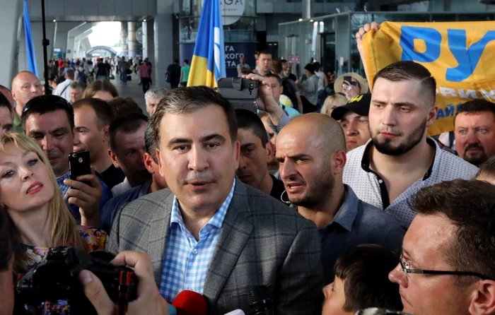 Mihail Saakashvili întâmpinat de câteva sute de simpatizanţi pe Aeoportul Borispol din Kiev. FOTO Tass.ru