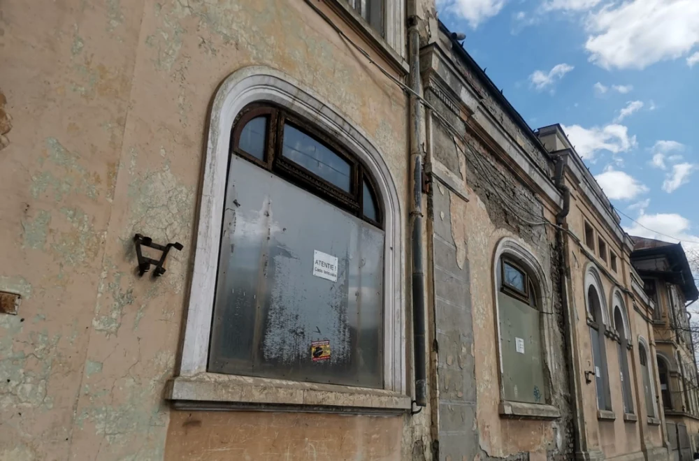 Clădirea, un pericol pentru trecători FOTO: C. Mazilu
