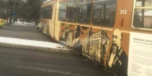 Tramvaiul Centenar deraiat FOTO Ziarul de Iaşi 