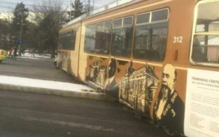 Tramvaiul Centenar deraiat FOTO Ziarul de Iaşi