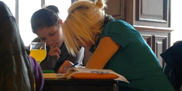 Mai nou, elevele preferă să-şi facă temele în baruri