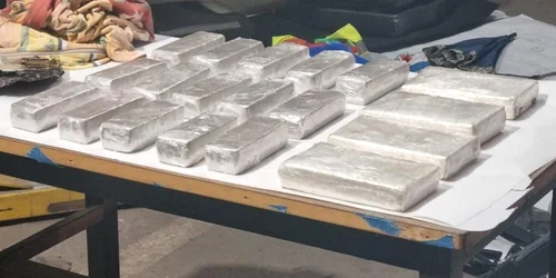 14 kilograme de droguri introduse in Romania de 3 cetateni   Foto DIICOT