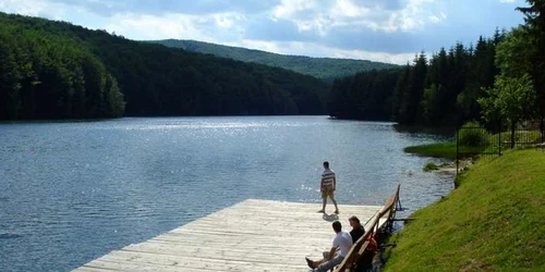 Lacul Trei Ape este luat cu aslat de turiști în fiecare vară. 