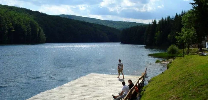 Lacul Trei Ape este luat cu aslat de turiști în fiecare vară. 