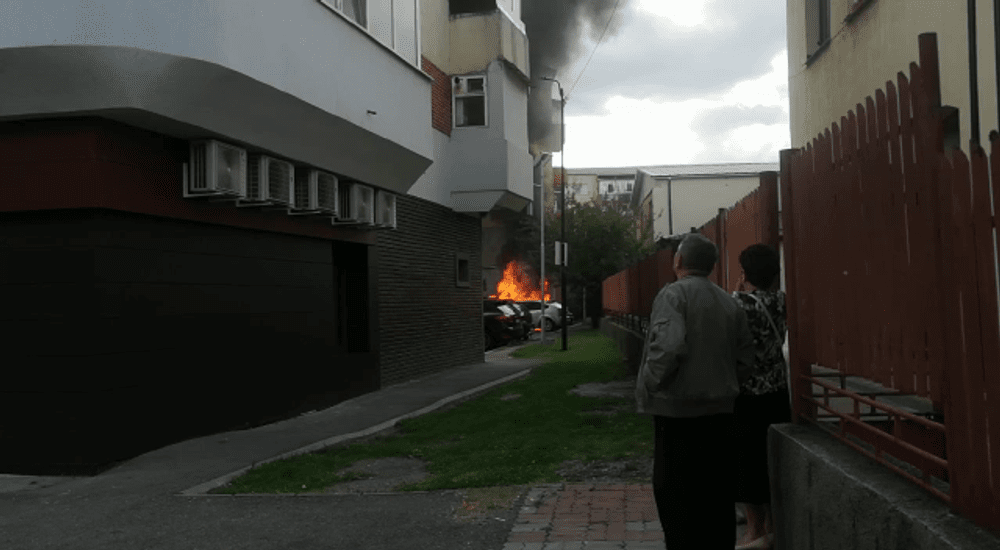 Două mașini făcute scrum lângă o școală din Târgoviște. O persoană a suferit un atac de panică VIDEO