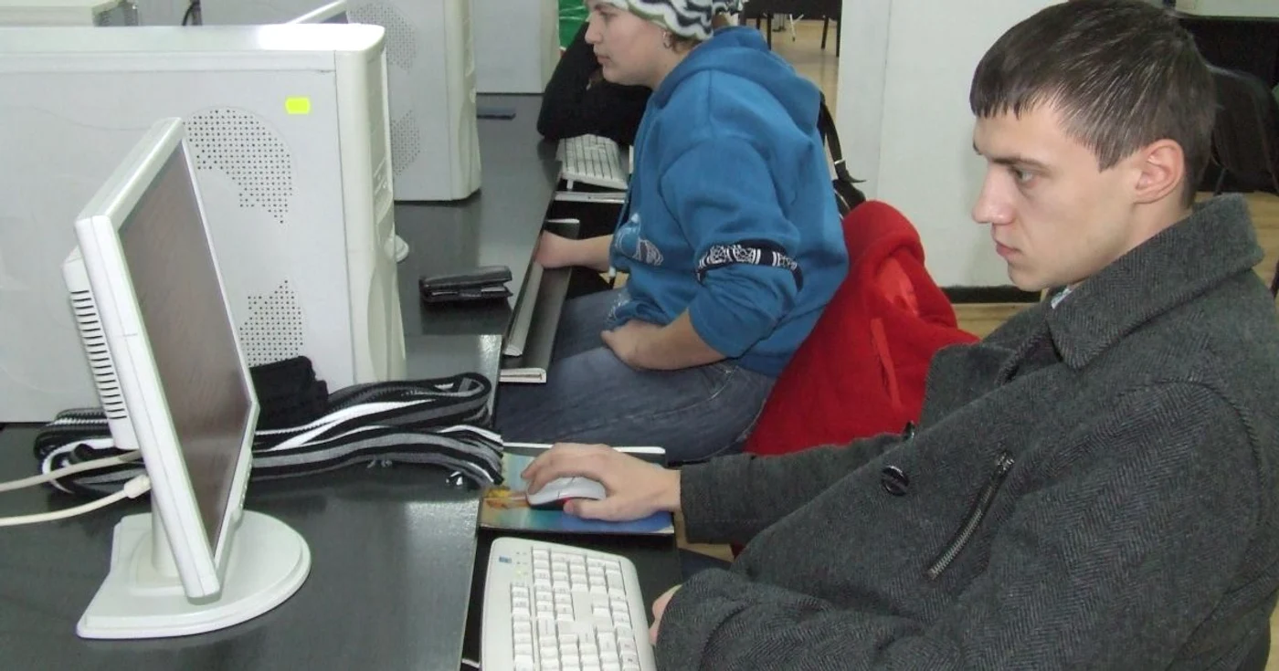 În incinta castelului există și un laborator de informatică