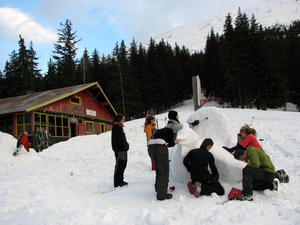 Cabana Barcaciu este situată la 1.550 metri altitudine. Foto: www.barcaciu.ro
