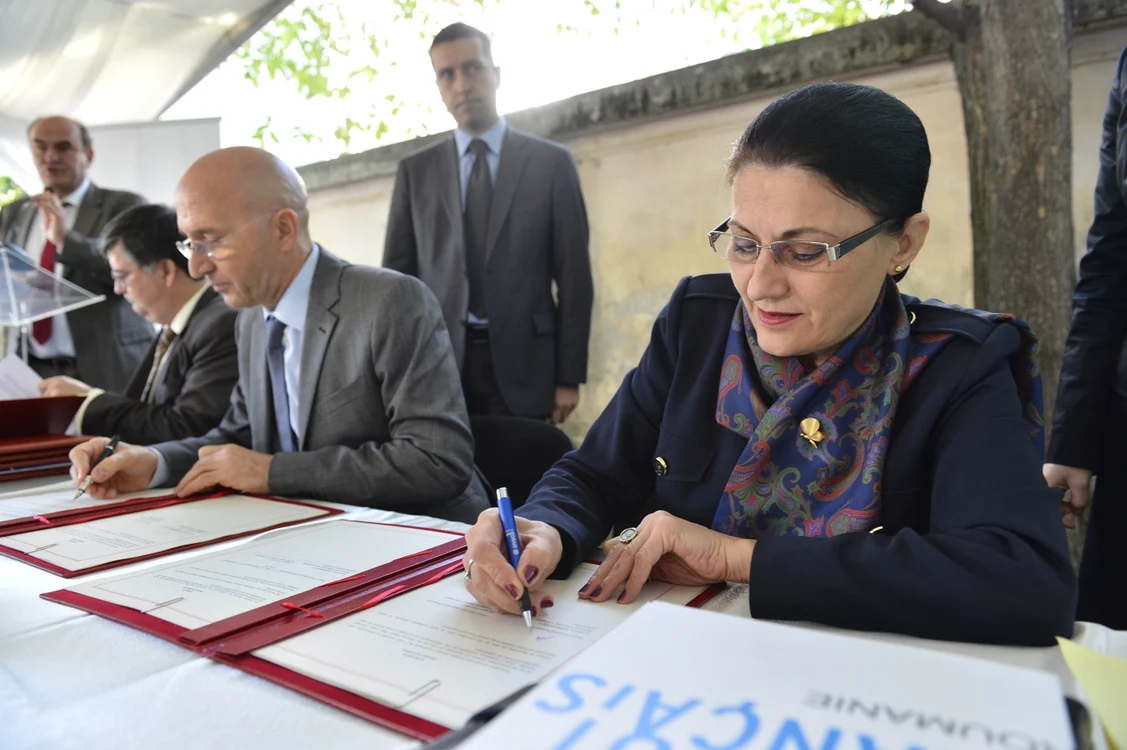 Tratatul semnat joi de ministrul Ecaterina Andronescu va elimina birocraţia prin care au trecut studenţii pentru a obţine recunoaşterea studiilor în sau din Franţa                                           FOTO: Mediafax