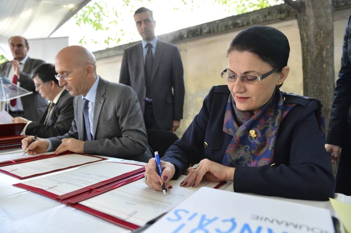 Tratatul semnat joi de ministrul Ecaterina Andronescu va elimina birocraţia prin care au trecut studenţii pentru a obţine recunoaşterea studiilor în sau din Franţa                                           FOTO: Mediafax