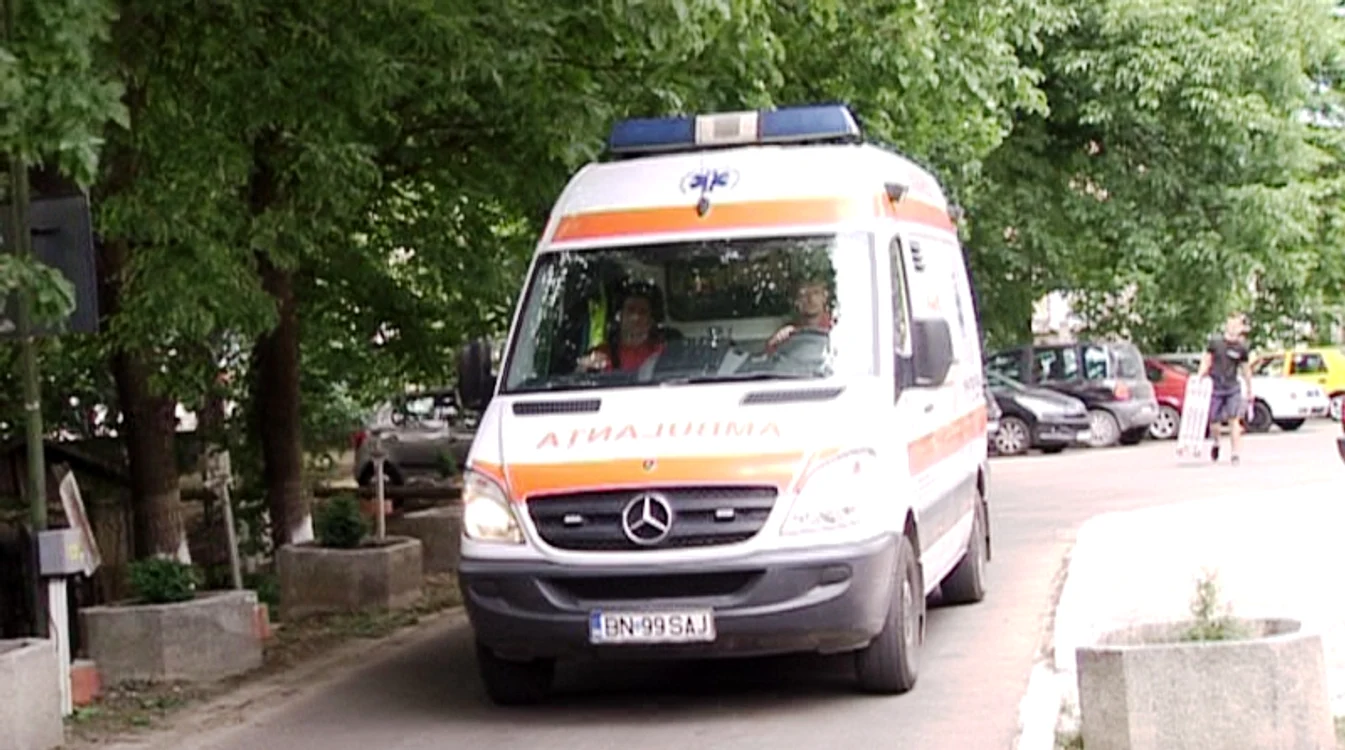 O ambulanţă a adus-o pe profesoara bătută din staţia de tren Sărăţel până la Spitalul Judeţean din Bistriţa