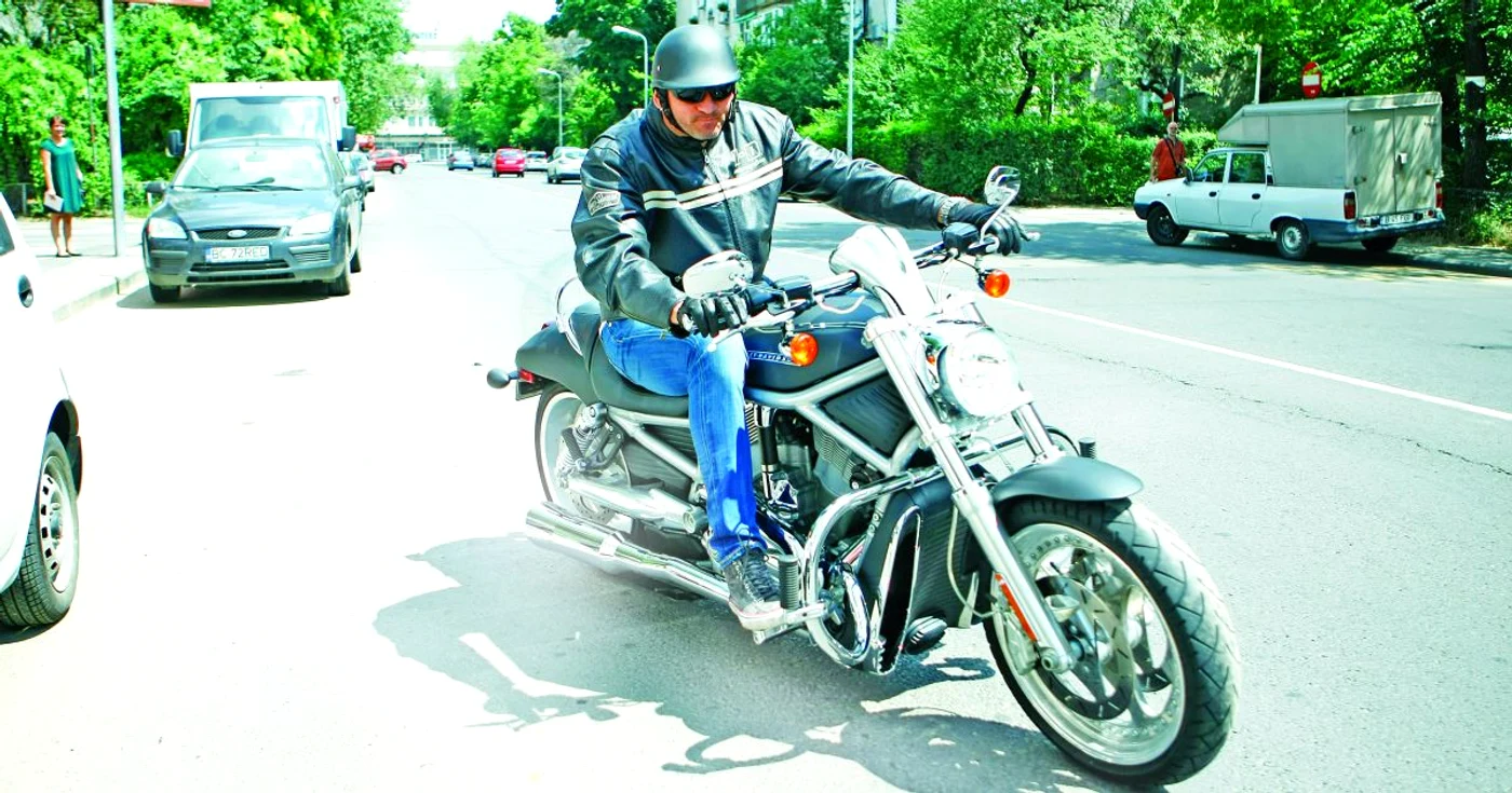 Bogdan Stelea a avut de furcă până a învăţat să stăpânească herghelia de cai-putere a motocicletei Harley-Davidson FOTO: Eduard Enea