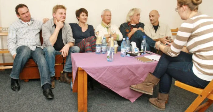 Cei şase membri ai trupei Saragossa Band